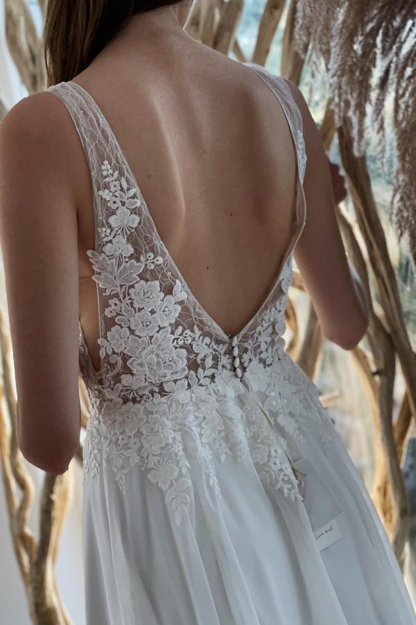 Elegant Long A-line V-neck Tulle Floral Lace Backless Wedding Dress