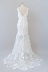 Long V-neck Appliques Lace Tulle Mermaid Wedding Dress