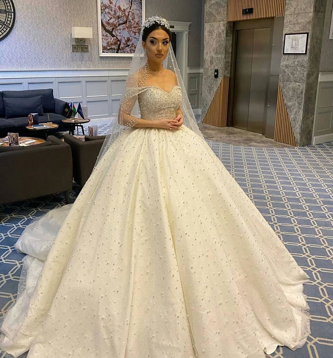 Gorgeous Long Sweetheart Off the Shoulder Backless Beading Ruffles Tulle Ball Gown Wedding Dress