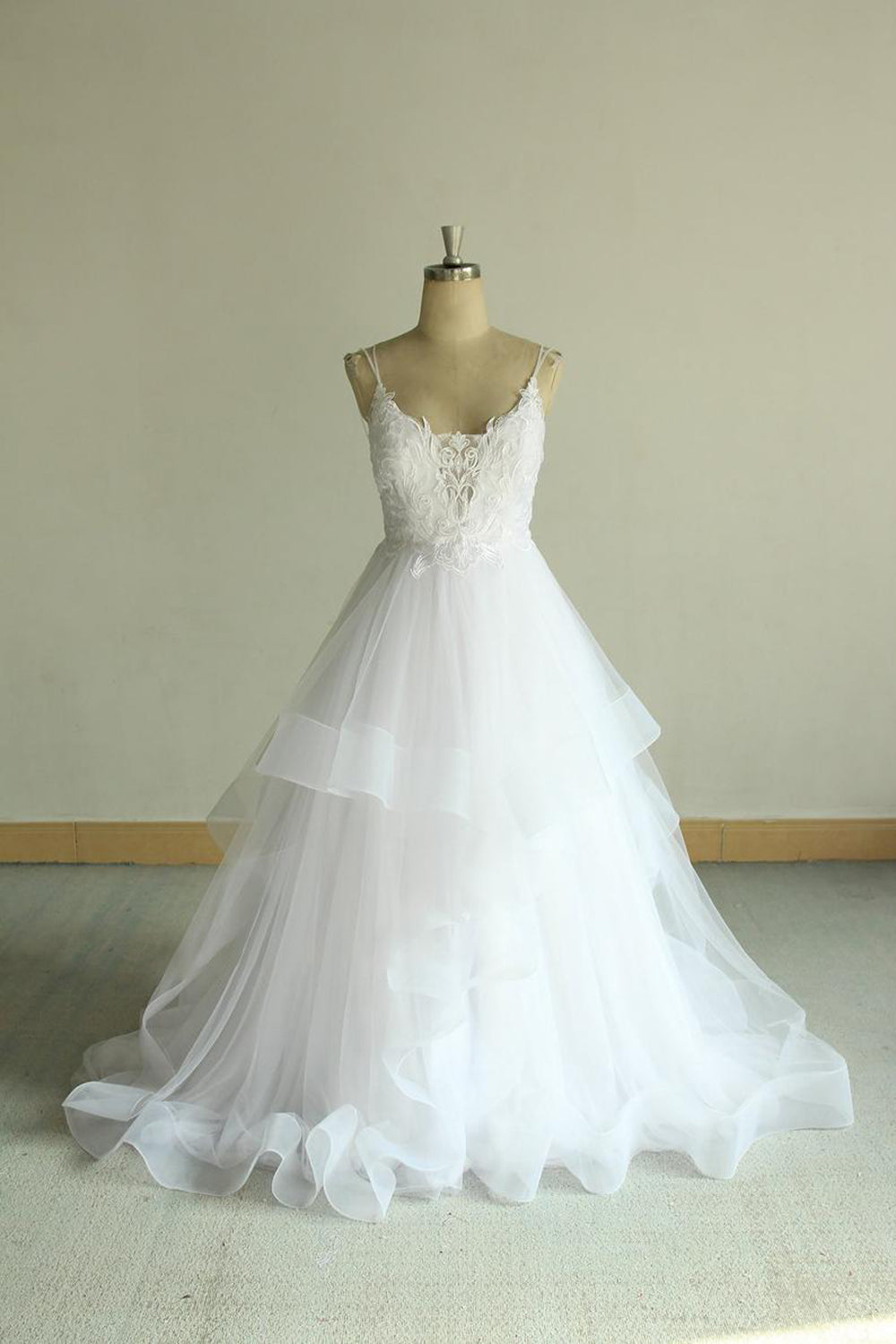 Chic Long A-line Strap Spaghetti Appliques Tulle Wedding Dress