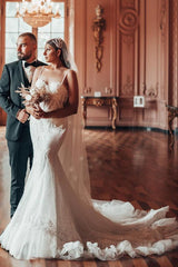 Long Mermaid Spaghetti Straps Sleeveless Lace Wedding Dress with Court Train