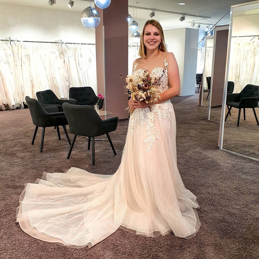 Gorgeous Long A-line V-neck Tulle Lace Floor Length Backless Wedding Dress