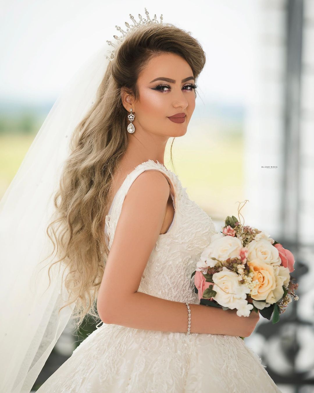 Gorgeous Long Ball Gown V-neck Tulle Lace Wedding Dress