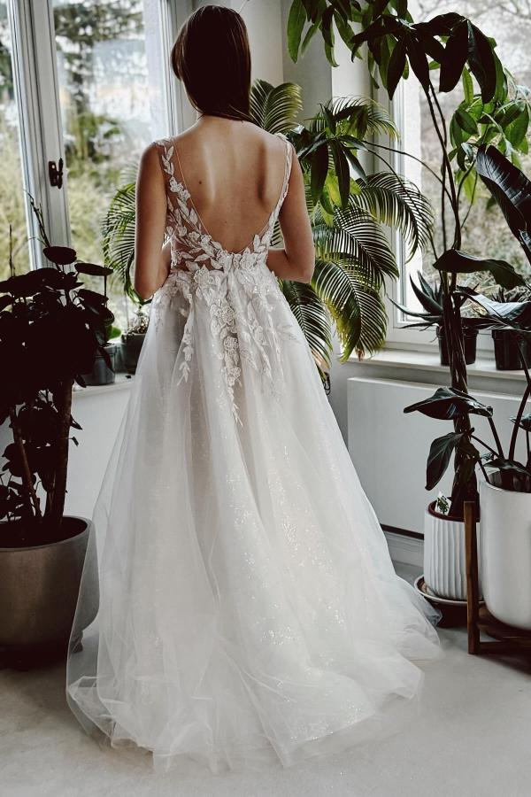 Long Split Front Scoop Neck A Line Tulle Floor Length Wedding Dress with Appliques Lace