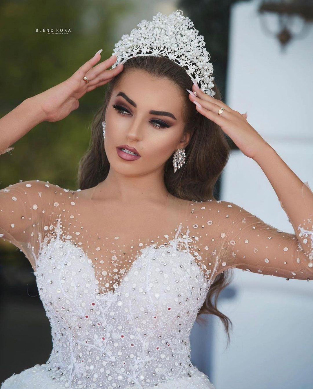 Luxury Long Ball Gown Sweetheart Beads Glitter Wedding Dress with Sleeves