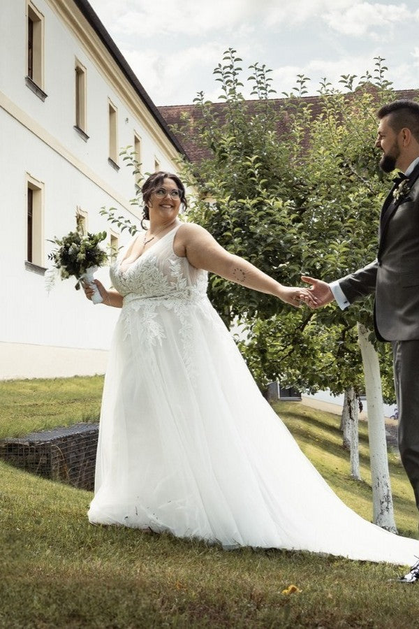 Boho Simple Sleeveless Plus Size Wedding Dresses with Lace Applique