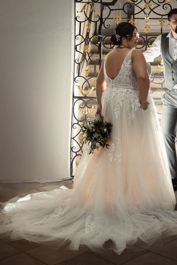 Boho Simple Sleeveless Plus Size Wedding Dresses with Lace Applique