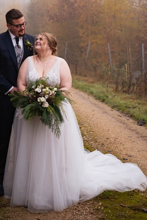 Simple Boho V-neck Sleeveless Plus Size Wedding Dresses with Lace Applique
