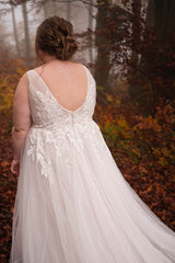 Simple Boho V-neck Sleeveless Plus Size Wedding Dresses with Lace Applique