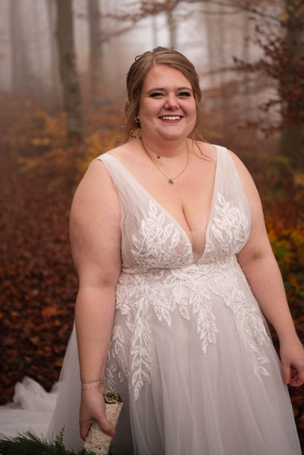 Simple Boho V-neck Sleeveless Plus Size Wedding Dresses with Lace Applique
