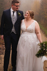 Simple Boho V-neck Sleeveless Plus Size Wedding Dresses with Lace Applique