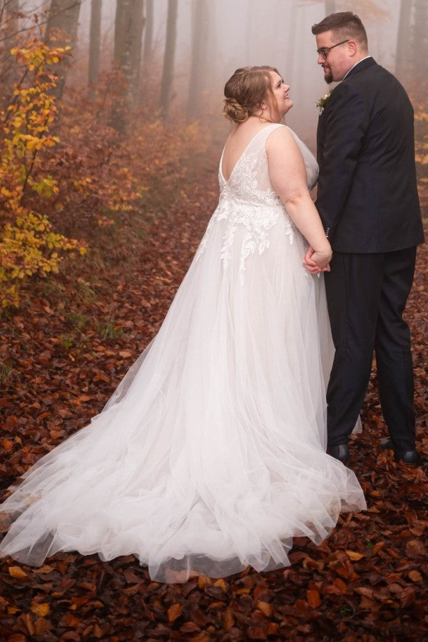 Simple Boho V-neck Sleeveless Plus Size Wedding Dresses with Lace Applique