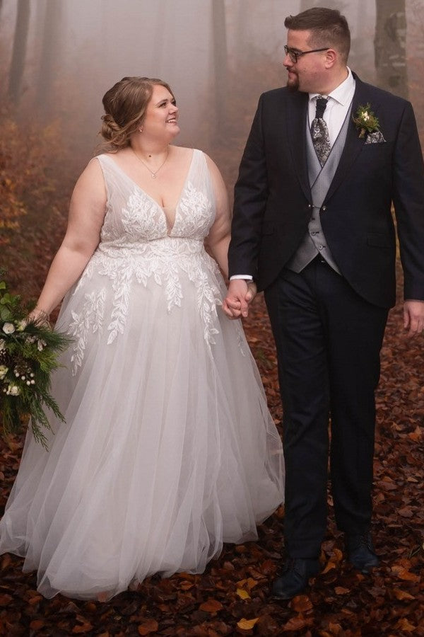 Simple Boho V-neck Sleeveless Plus Size Wedding Dresses with Lace Applique