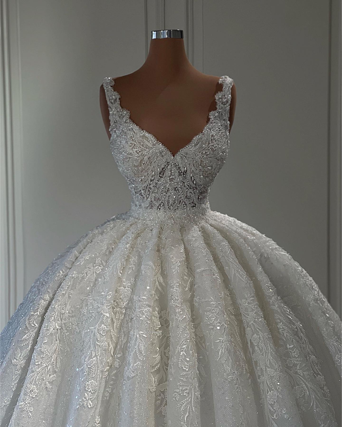 Gorgeous Long Sweetheart Floor Length Sleeveless Lace Ball Gown Wedding Dress with Ruffles