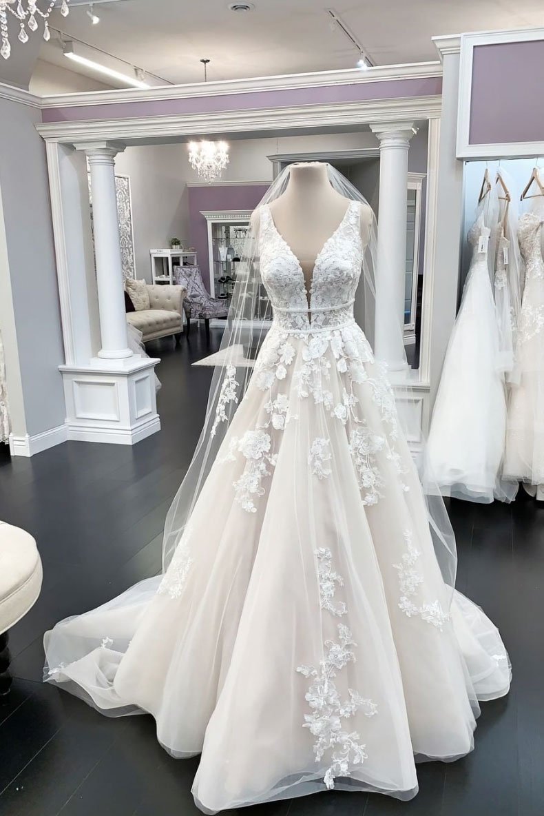 Long A-line Appliques V-neck Tulle Lace Wedding Dress