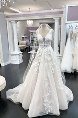 Long A-line Appliques V-neck Tulle Lace Wedding Dress