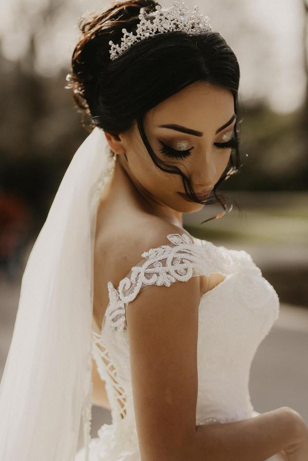 Elegant White Ball Gown Off the shoulder Tulle Long Wedding Dress with Appliques