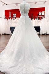 Graceful Long A-line Jewel Tulle Wedding Dresses With Lace Appliques
