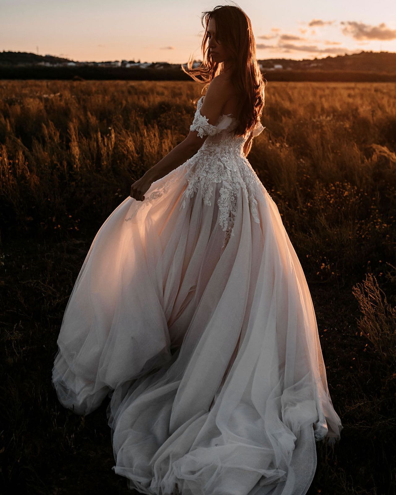 Beach Long Off the Shoulder Tulle Train A-Line Appliques Lace Wedding Dress