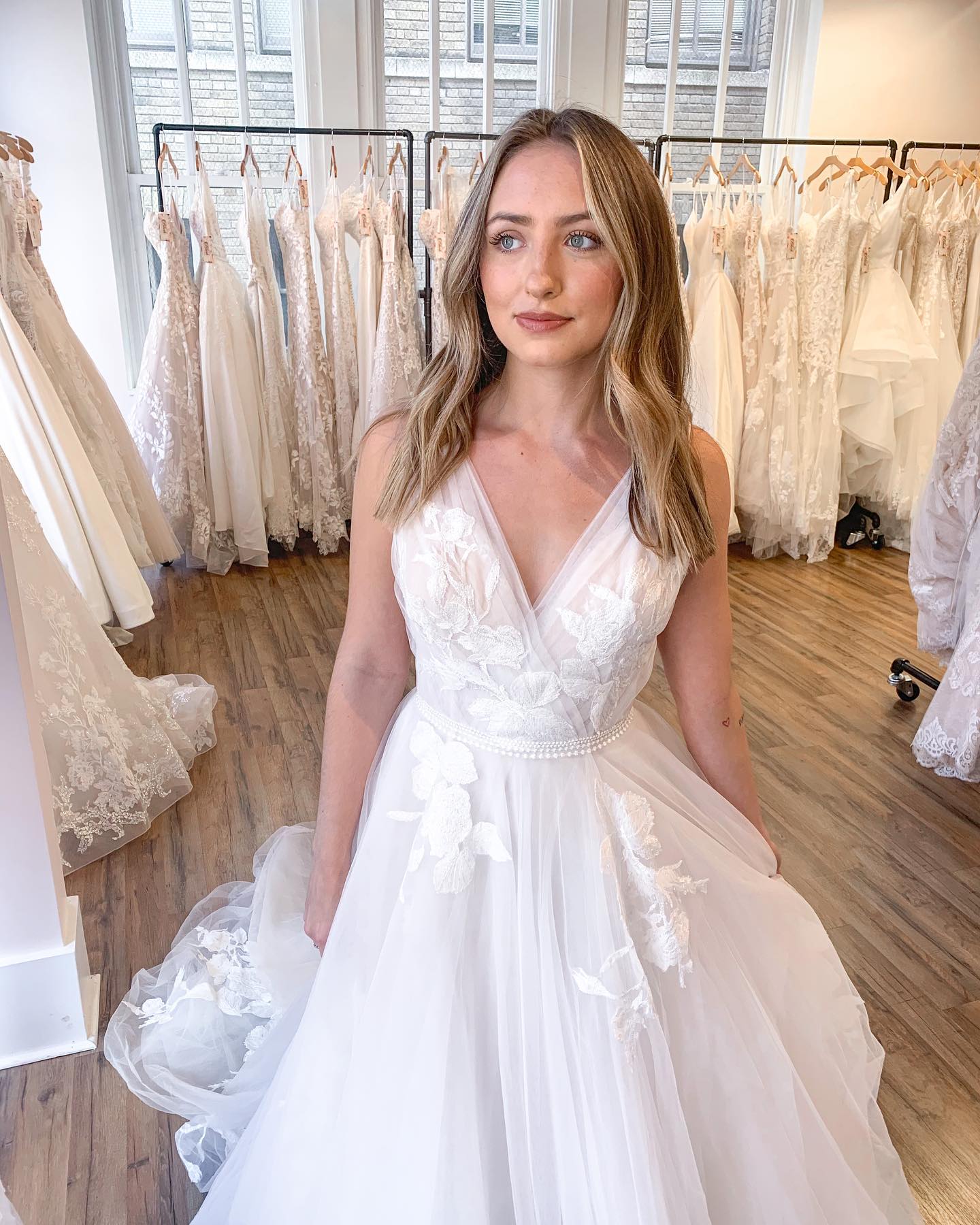 Beautiful Long A-line V-neck Tulle Sleeveless Appliques Lace Tulle Wedding Dress