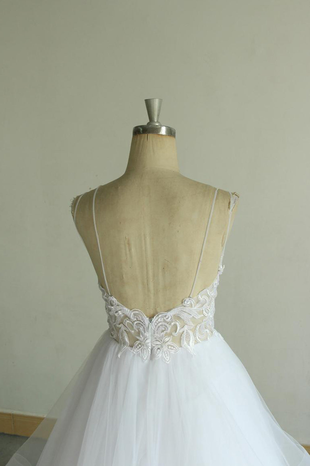 Chic Long A-line Strap Spaghetti Appliques Tulle Wedding Dress