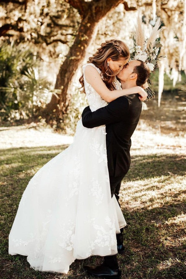Elegant Long V-Neck A-Line Tulle Wedding Dress with Appliques Lace