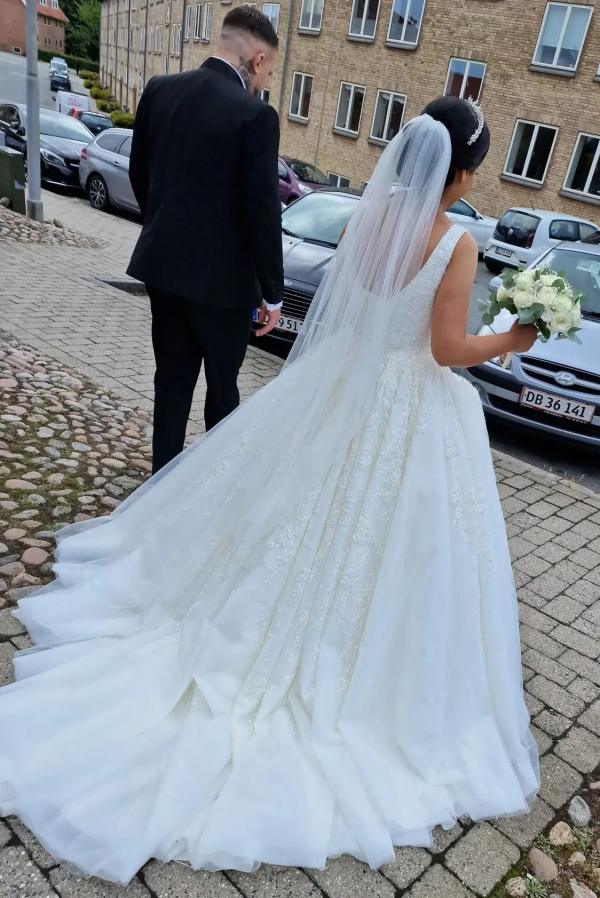 Gorgeous Long A-line Square Neck Sleeveless Backless Wedding Dress