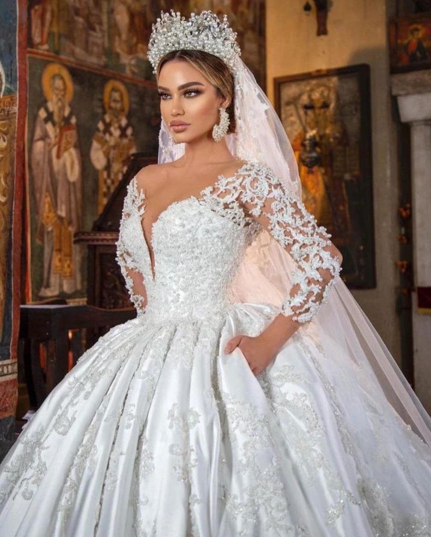 Gorgeous Long Sleeves Ball Gown V-neck Floral Lace Wedding Dress with Pockets