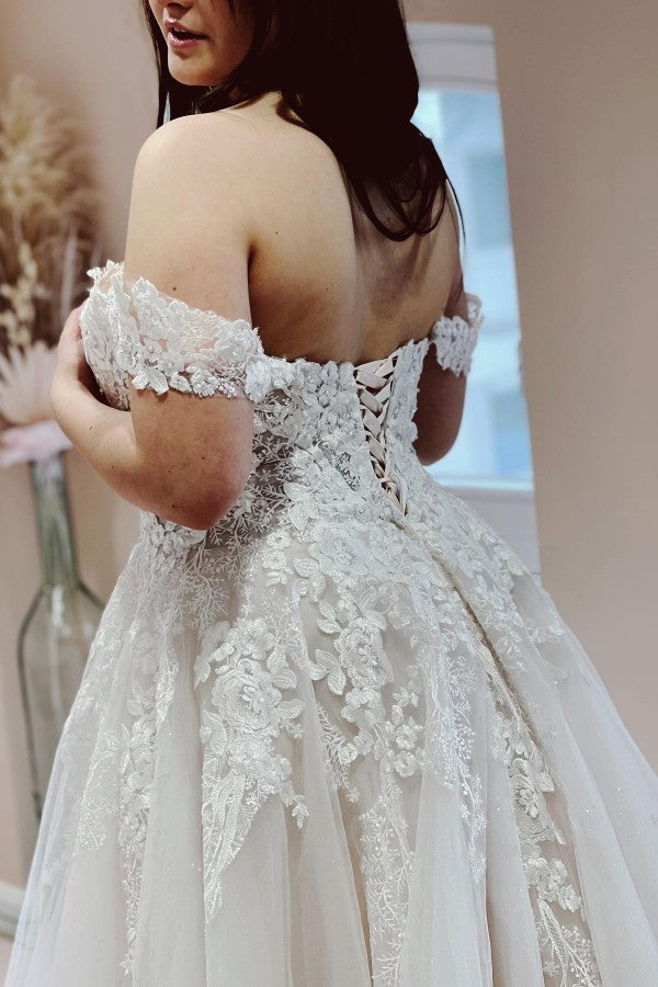 Plus Size Boho Long A-line off the Shoulder Lace-up Tulle Lace Wedding Dresses