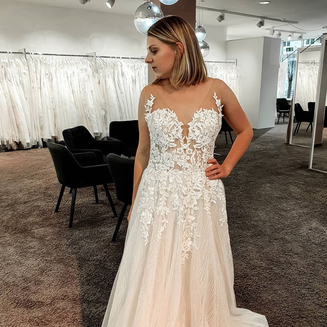 Gorgeous Long A-line V-neck Tulle Lace Floor Length Backless Wedding Dress