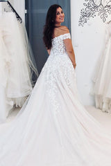 Long Off The Shoulder A-Line Tulle Appliques Lace Wedding Dress with Ruffles