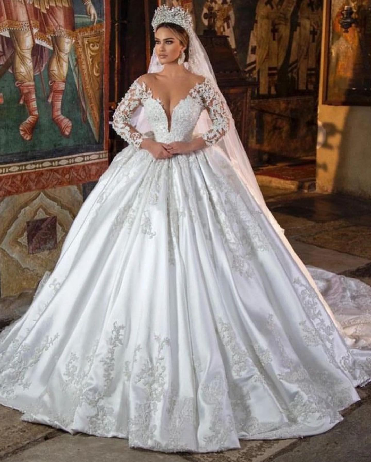 Gorgeous Long Sleeves Ball Gown V-neck Floral Lace Wedding Dress with Pockets