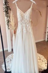 Beautiful Long Tulle A-line Backless Wedding Dresses with Appliques Lace