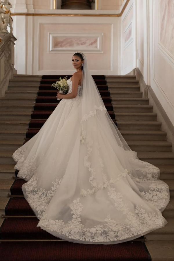 Luxury Long A-line Sleeveless Tulle Lace Wedding Dresses with Train