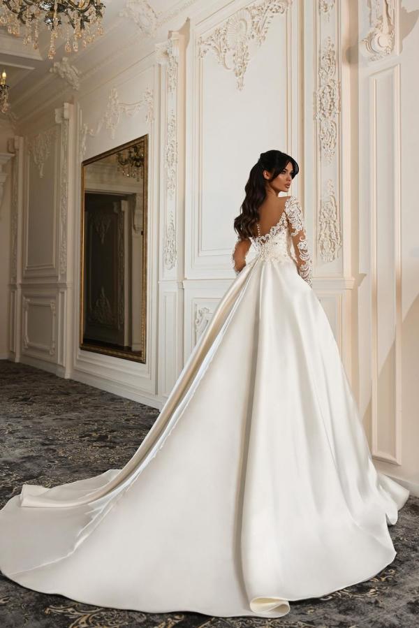 Gorgeous Long Sleeves A Line Open Back Sweetheart Appliques Lace Satin Wedding Dress