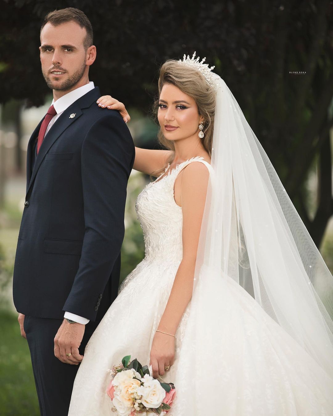 Gorgeous Long Ball Gown V-neck Tulle Lace Wedding Dress
