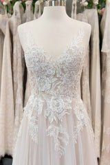 Chic Long V neck Appliques Lace Chiffon Tulle A line Wedding Dress
