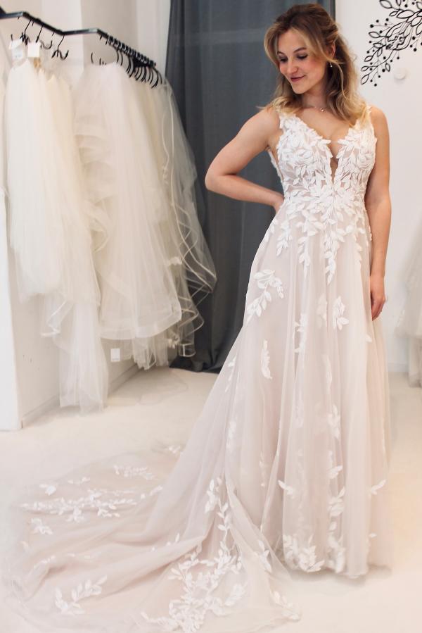 Long Backless A-Line Sweetheart Tulle Appliques Lace Wedding Dress