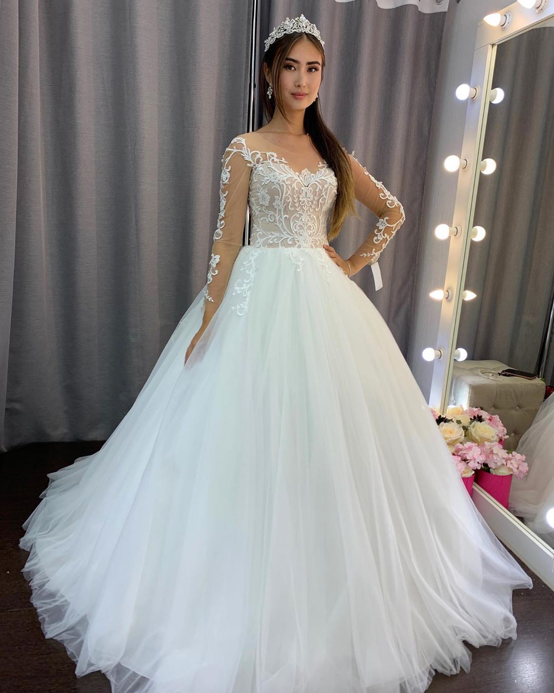 Gorgeous A-line Tulle Long Sleeves Wedding Dress with Lace