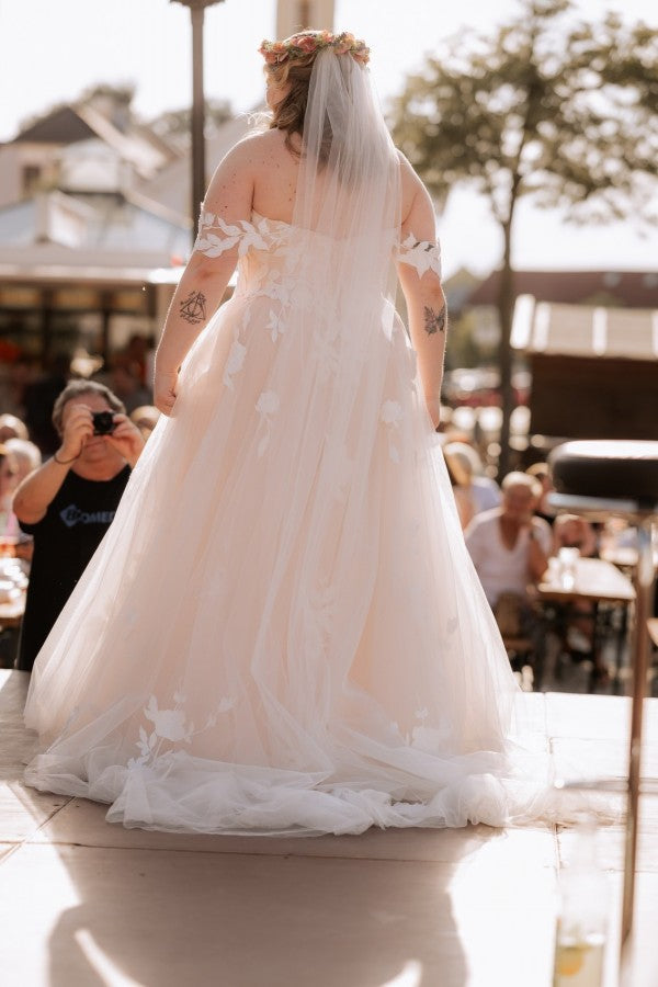Off the Shoulder Plus Size Lace A-line Wedding Dresses