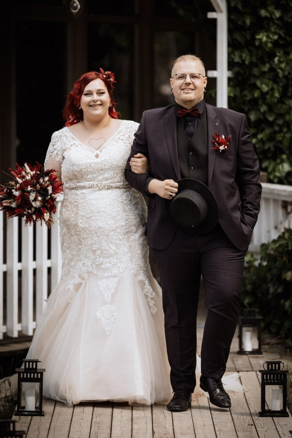 V-neck Plus Size Short Sleeves Wedding Dresses with Lace Applique