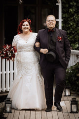 V-neck Plus Size Short Sleeves Wedding Dresses with Lace Applique