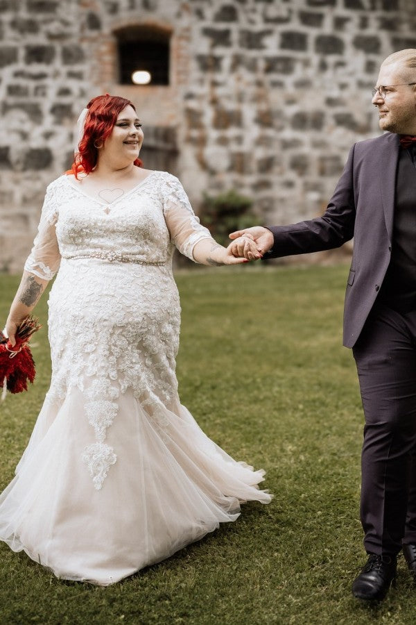 V-neck Plus Size Short Sleeves Wedding Dresses with Lace Applique