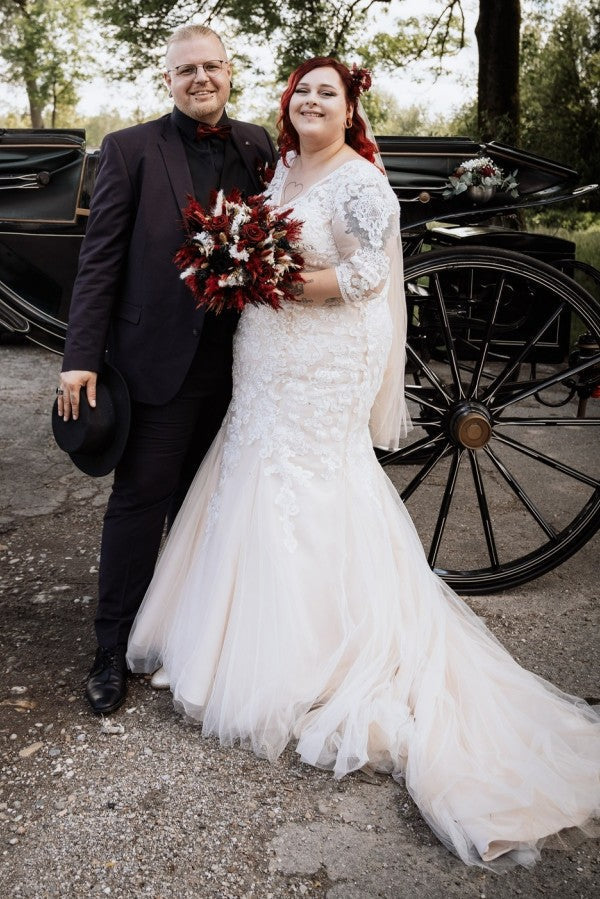 V-neck Plus Size Short Sleeves Wedding Dresses with Lace Applique