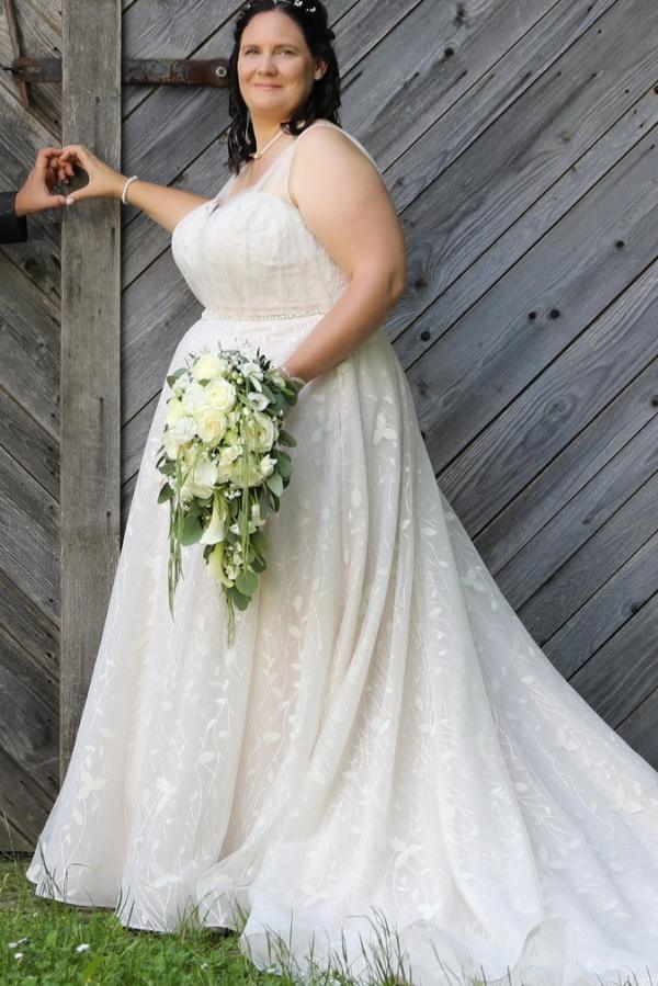 Elegant Sleeveless Tulle Plus Size Wedding Dresses with Lace Applique