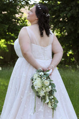 Elegant Sleeveless Tulle Plus Size Wedding Dresses with Lace Applique