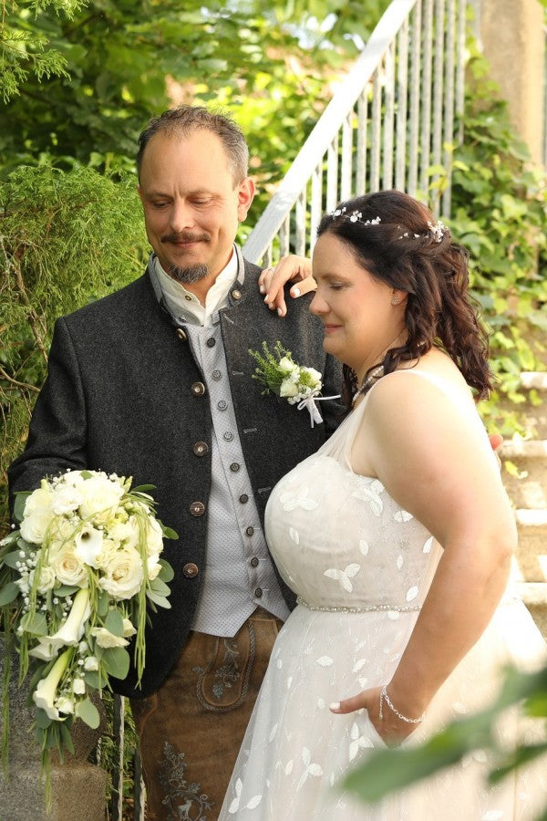 Elegant Sleeveless Tulle Plus Size Wedding Dresses with Lace Applique