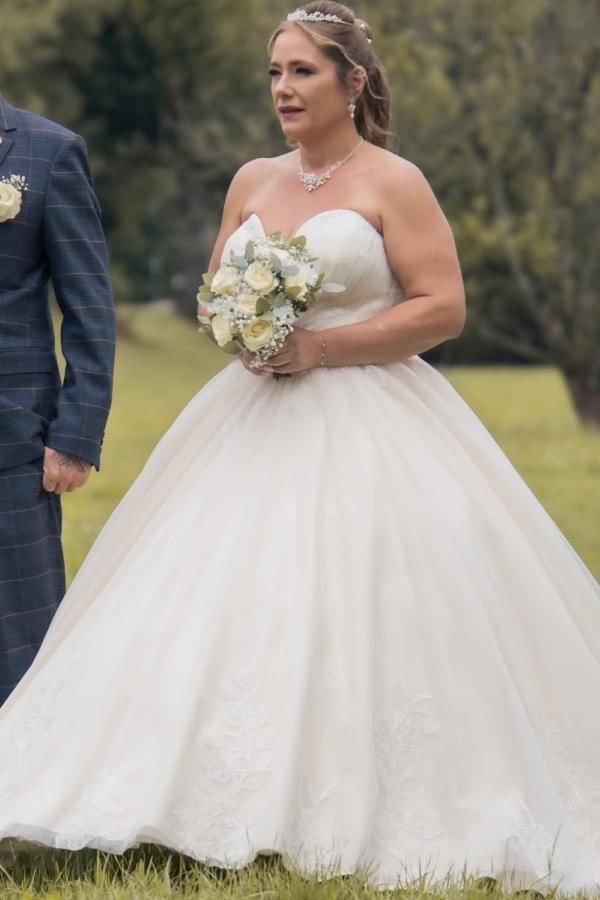 Plus Size Ball Gown Strapless Wedding Dresses with Lace Applique