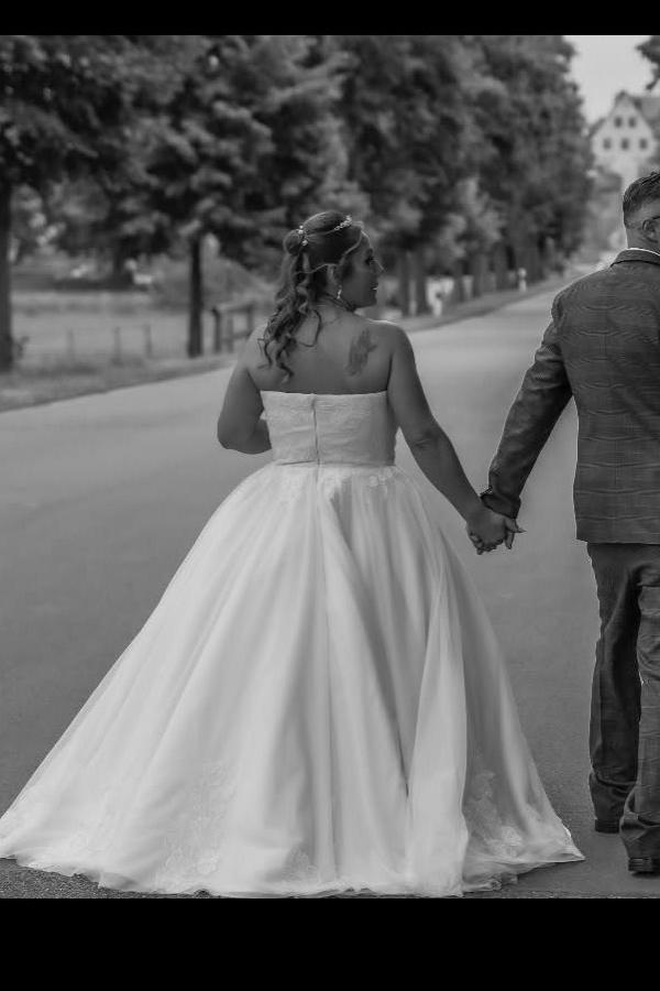 Plus Size Ball Gown Strapless Wedding Dresses with Lace Applique