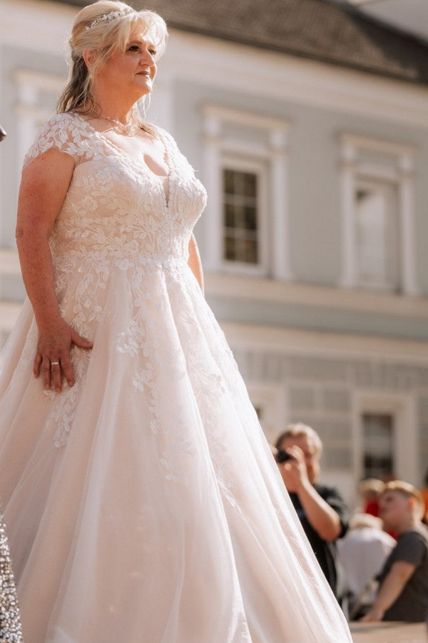 Boho Short Sleeves Plus Size Tulle Wedding Dresses with Lace Applique